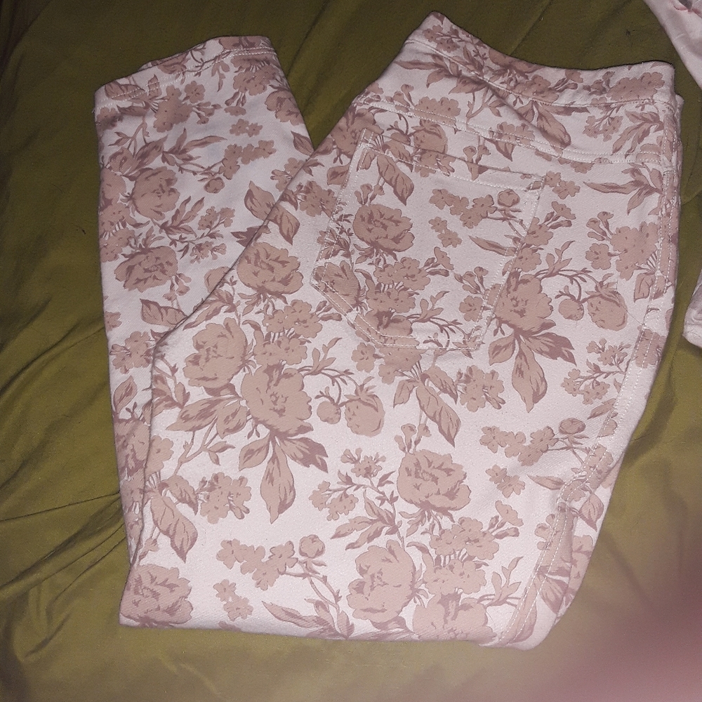 Beige Flower Capri
